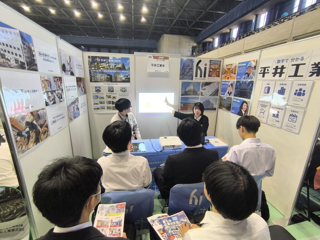 愛知工業大学で会社説明会を行う様子